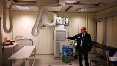 consigliere regionale mostra il macchinario