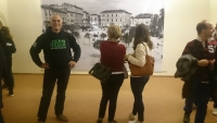 Alla mostra un aquilano mostra la maglia "Jemo nnanzi"
