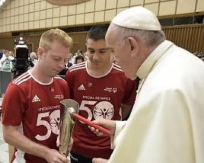Pescara/inclusione. 70 simboli nel mondo illuminati di rosso