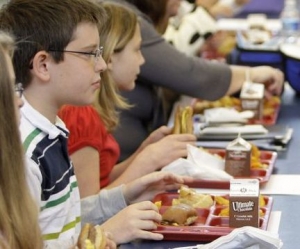Mensa scolastica. A Corsico (MI) chi non paga non mangia.