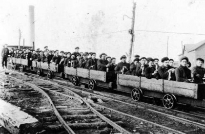 Foto: il carrello sul quale venivano trasportati i minatori.
